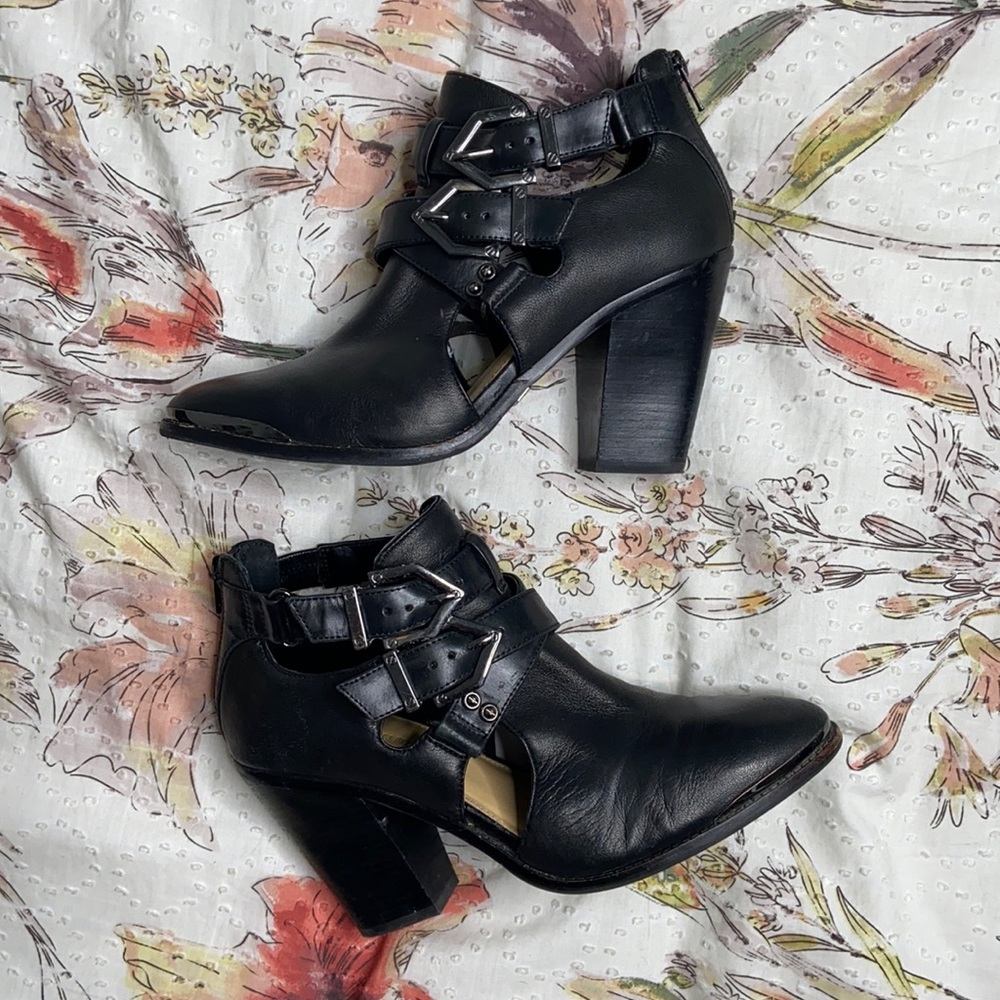 Gianni Bini Black Leather Booties sz 8, 4 inch